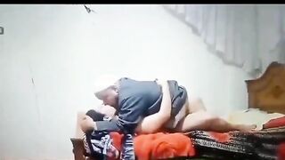 شيخ مصري علق ينيك بنته علي السرير - سكس مصري