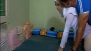 طالبة مصرية مراهقة محجبة تروح مع ولد الشقة ويفشخها نيك جامد اوي | سكس مصري | سكس عربي