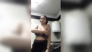 فيديو كول بنت اندر ايدج هايجة اوي فاتحة الكاميرا مع صاحبها وبتوري جمال بزازها وكسها الابيض - سكس عربي