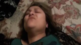 الواد زانقها ونازل دعك في كسها وهي بتصوت مش قادره كفايه كسي اتفشخ - سكس عربي