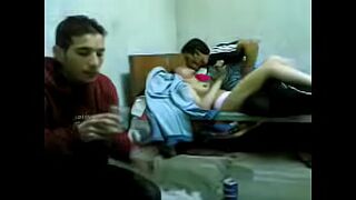 جايب صاحبه ينيك مراته قدامه وبيقول لها مصيله علشان يعرف ينيك - سكس عربي