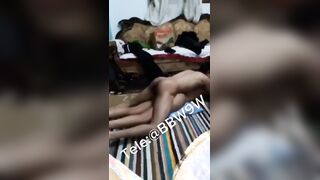 علي الارض مش راحم كس مراته الشرموطة خلاها نزلت لبنها شلالات من كسها - سكس مصري