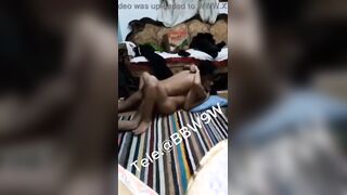 علي الارض مش راحم كس مراته الشرموطة خلاها نزلت لبنها شلالات من كسها - سكس مصري