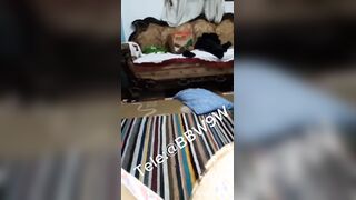 علي الارض مش راحم كس مراته الشرموطة خلاها نزلت لبنها شلالات من كسها - سكس مصري