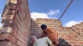 فيديو سكس مسرب فوق السطوح مع شاب مراهق ناك كس محجبة بنت بنوت ونزل شرفها 2026