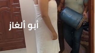 دفع حق امبوبة الغاز مقابل النيك في حضور الديوث - سكس عربي