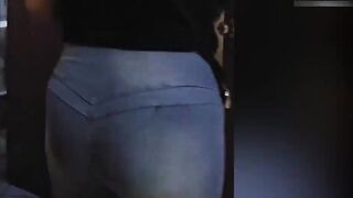 بيشقط موزه مربربه من الشارع وياخدها معاه بيته -سكس عربي نار