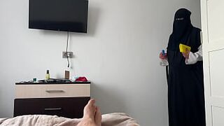 عامله الفندق المحجبه مع السايح الاجنبي ينيكها ويغرق كسها لبن - سكس عربي