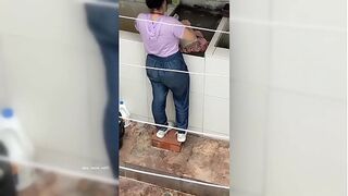 بيتجسس علي جاته وهي بتنشر الغسيل ويزنقها علي السلم وينيكها - سكس عربي