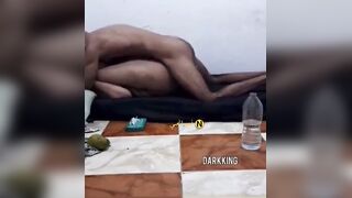 راكب مراته ومش عطيها فرصة ماسك رجليها ورفعها علي كتفه وبيرزع جامد اوي في الكس - سكس جامد فشخ