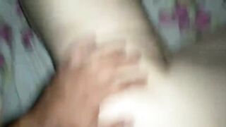 شرموطة خبرة ماسكة شفرات مهبلها وبتوسع فيهم علشان زوجها يدخل زبه مرتاح ويفشخها - سكس جامد اوي نيك كس بلدي