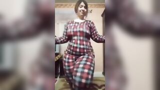 الدلوعة في اوضة النوم هايجة علي الاخر بترقص وتهز في وسطها وبتدلع