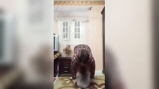 الدلوعة في اوضة النوم هايجة علي الاخر بترقص وتهز في وسطها وبتدلع