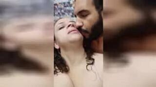 دلوعة في الحمام هايجة اوي مع زوجها نازل بوس في شفايفها وتقطيع حلمات البزاز - سكس عربي ساخن في الحمام