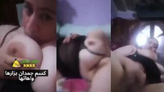 ممحونة في الشقة هايجة اوي بتمص حلمات بزازها الملبن بسخونة عالية اوي - سكس عربي