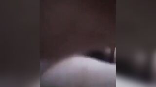 ممحونة في الشقة هايجة اوي بتمص حلمات بزازها الملبن بسخونة عالية اوي - سكس عربي