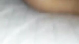 ينيك خطيبته الجامدة بزبه الطويل فشخ كسها الملبن بجميع الاوضاع السكسكية - سكس عربي